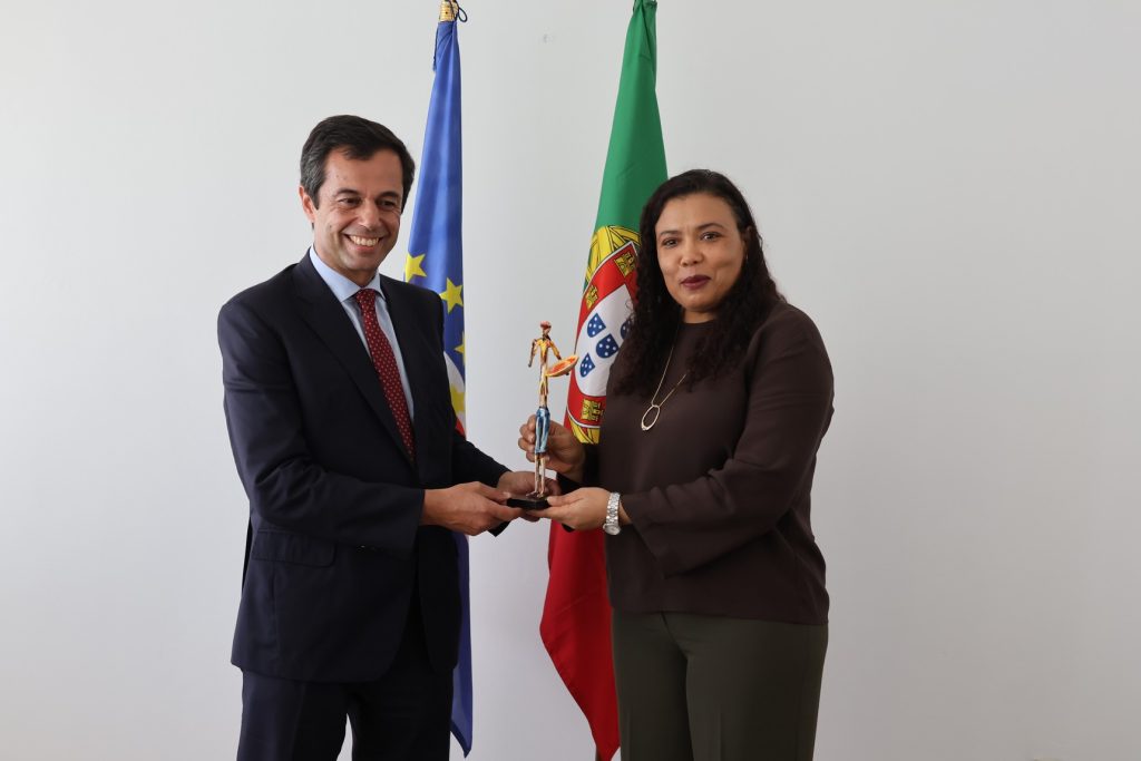 ENCONTRO BILATERAL – A Ministra de Estado e da Defesa Nacional de Cabo Verde, Janine Lélis teve hoje, 04 de novembro de 2025 um encontro bilateral com o Secretário de Estado Adjunto da Política de Defesa Nacional de PT, Nuno Pinheiro Torres