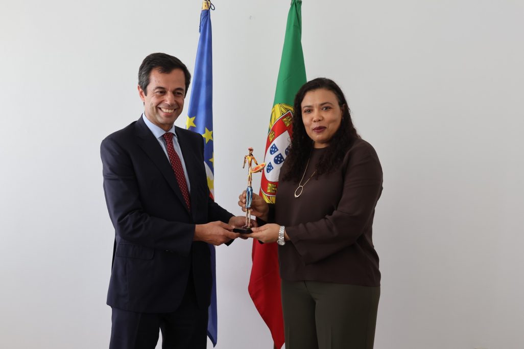 ENCONTRO BILATERAL – A Ministra de Estado e da Defesa Nacional de Cabo Verde, Janine Lélis teve hoje, 04 de novembro de 2025 um encontro bilateral com o Secretário de Estado Adjunto da Política de Defesa Nacional de PT, Nuno Pinheiro Torres
