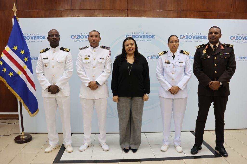 Ministra da Defesa Nacional confere posse aos novos Comandantes da Guarda Costeira, da Logística e ao Comandante do Pessoal das Forças Armadas de Cabo Verde.