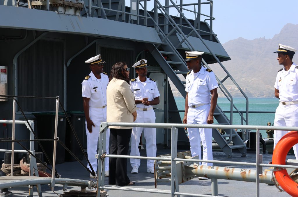 Ministra da Defesa Nacional inteira-se dos trabalhos de reparação e manutenção do “NP Guardião”.
