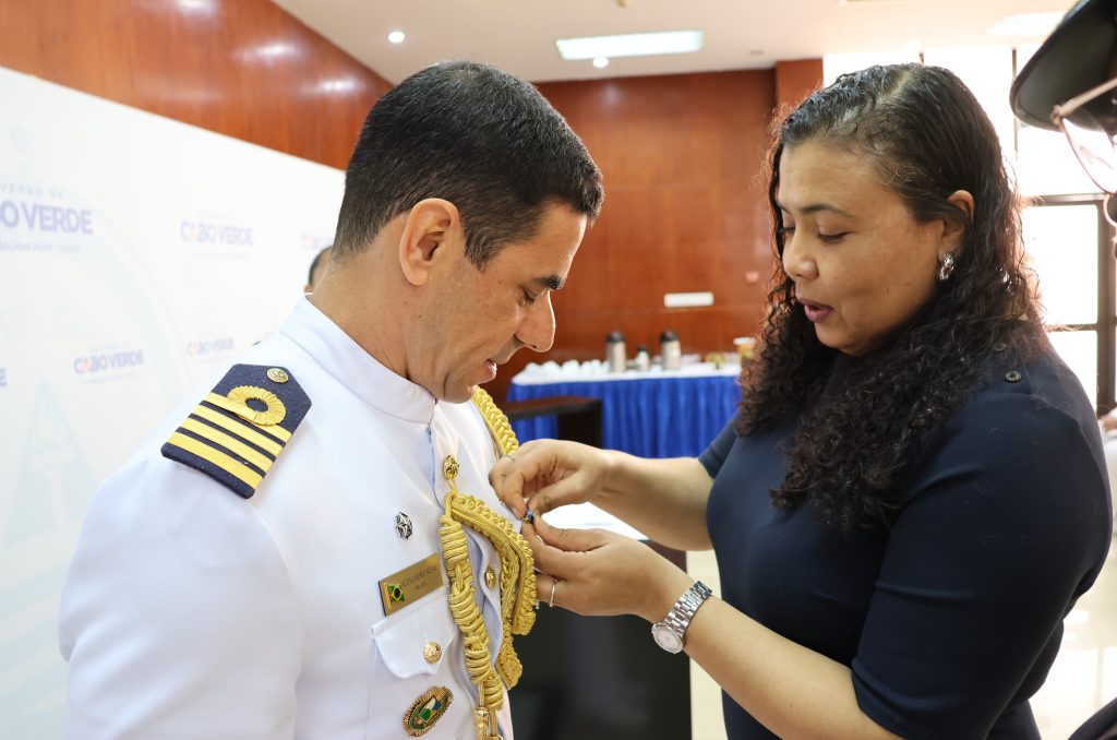 Capitão-de-Mar-e-Guerra Alexandre Pereira da Silva condecorado com Medalha de Serviços Relevantes de 2ª Classe