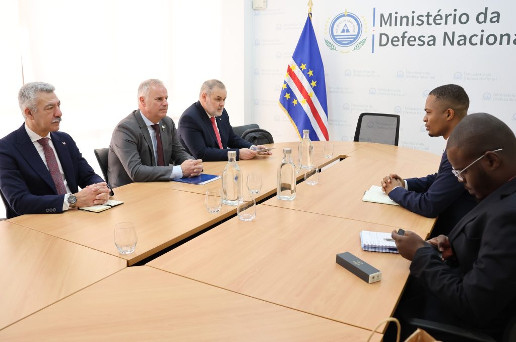Diretor Nacional da Defesa de Cabo Verde, Elton Rocha reuniu-se, na segunda-feira, 24 de fevereiro de 2026, com o Diretor-Geral de Política de Defesa Nacional de Portugal, Tenente-General Nuno Lemos Pires.