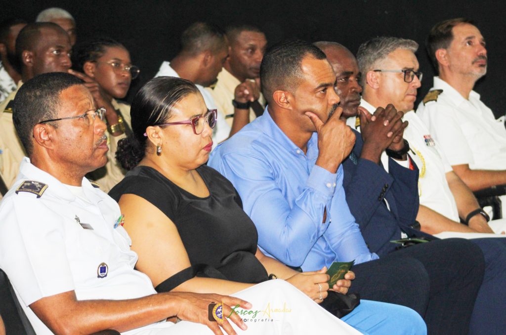 Ministra de Estado e da Defesa Nacional, Janine Lélis marca presença no concerto comemorativo dos 40 anos da Banda Militar