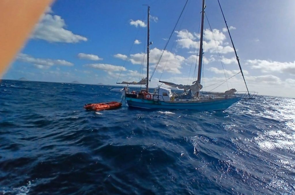 Guarda Costeira resgata tripulantes de veleiro à deriva na ilha do Sal