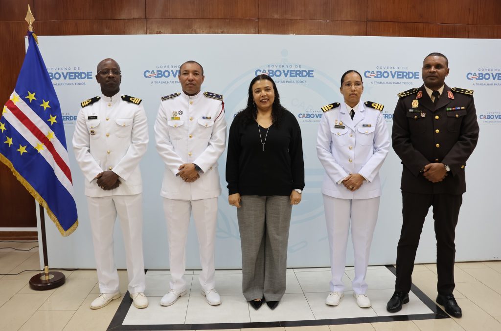 Ministra da Defesa Nacional confere posse aos novos Comandantes da Guarda Costeira, da Logística e ao Comandante do Pessoal das Forças Armadas de Cabo Verde.