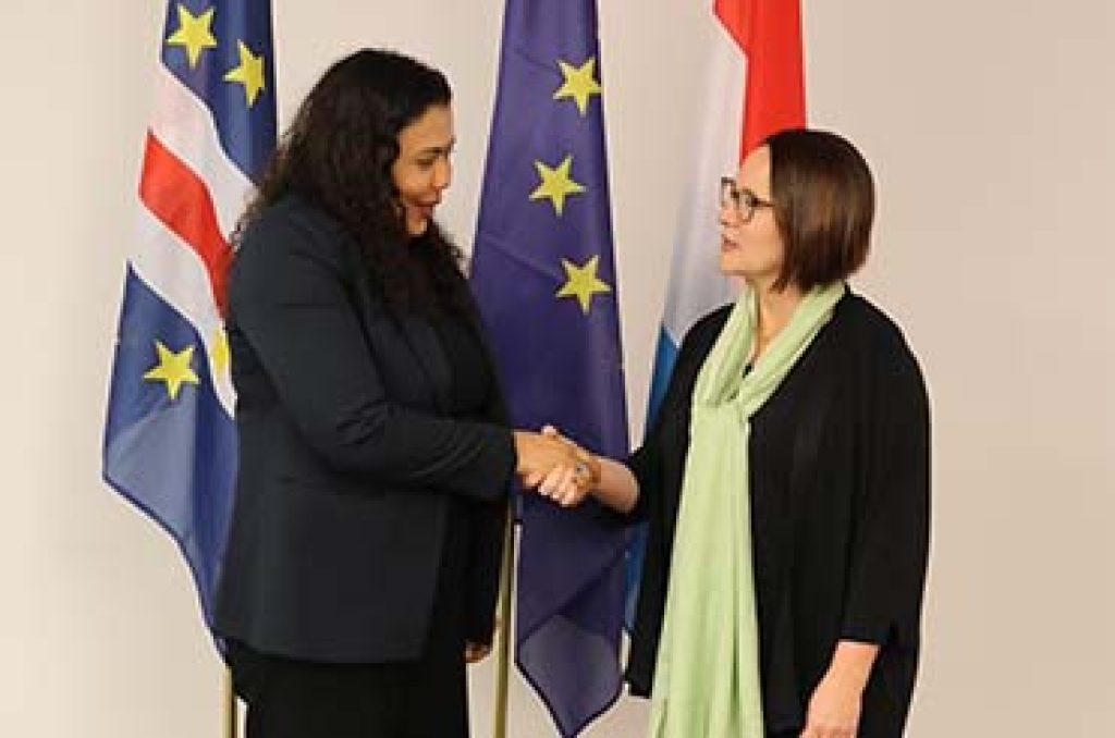 Em missão oficial ao Luxemburgo, a Ministra de Estado e da Defesa Nacional, Janine Lélis, reuniu-se com a sua homóloga, a Ministra da Defesa Yuriko Backes, num encontro que permitiu alinhar o desenvolvimento das ações programadas no quadro da cooperação entre os dois países.